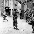 Combattimenti nelle strade a Saint Malo: soldati americani cercano di snidare un cecchino tedesco. Saint Malo, Normandia, Francia, agosto 1944