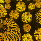 Yayoi Kusama, All the Eternal Love I Have for the Pumpkins, 2016, Legno, specchio, plastica, acrilico, LED, 415x415x292.4 cm, Edizione di 3 prove più 1 dell'artista | Courtesy: Kusama Enterprise, Ota Fine Arts, Tokyo / Singapore and Victoria Miro, London © Yayoi Kusama | Foto: ARTE.it