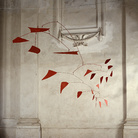 Alexander Calder, Grande Mobile Rosso, 1961, Lamiera e tondino di ferro, 160 x 400 cm, Collezione GAM, Torino | Courtesy of GAM - Galleria Civica d’Arte Moderna e Contemporanea, Torino | Su concessione della Fondazione Torino Muse