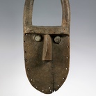 Maschera (angbai o nyanbai), Probabilmente prima metà XX secolo, Artista non riconosciuto, Toma o Loma, Guinea, Legno, chiodi di ferro, vetro, metallo e resina, 88 x 39 x 15 cm | Foto: © manusardi.it