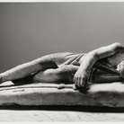 Statua di persiano morto. Napoli, Museo Archeologico Nazionale. Alt. 0,35 m; lungh. 0,96 m. Marmo bianco-grigio