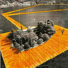 Christo e Jeanne-Claude, The Floating Piers (Progetto per il Lago d'Iseo, Italy) 2014, Collage 2015, 55.9 x 43.2 cm, Matita, pastello a cera, smalto, fotografia di Wolfgang Volz, dati tecnici e tessuto | Foto di André Grossmann © Christo 2015