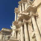 Duomo di Siracusa (Cattedrale della Natività di Maria Santissima), Scorcio della facciata con la statua di San Paolo di Tarso, Ortigia | Foto: © ARTE.it