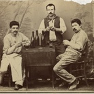 foto Giraldo Bassi - Correggio. Davanti ad un buon Lambrusco, 1890 circa