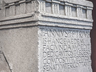 immagine di Sezione III.3, la base di statua in onore di Tito Annio Lusco