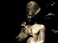 immagine di Statue della dea Iside, della dea Sekhmet e di Ramses II