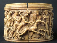 immagine di Pisside con scene della vita di Dioniso