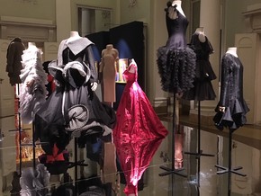 mostra Tracce. Dialoghi ad arte nel Museo della Moda e del Costume