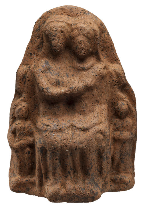 Statuetta votiva in terracotta che raffigura una famiglia coperta dallo stesso manto