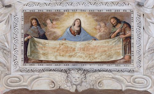 La Vergine, il beato Amedeo di Savoia e San Giovanni Battista sorreggono la Sindone, 1650, affresco. Torino, Palazzo Madama, Corte Medievale