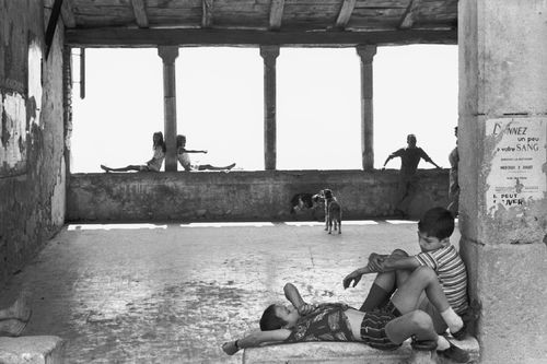 Henri Cartier-Bresson, <em>Simiane-La Rotonde</em>, France, 1969, &Eacute;preuve g&egrave;latino-argentique de 1973 | &copy; Fondation Henri Cartier-Bresson / Magnum Photos<br />