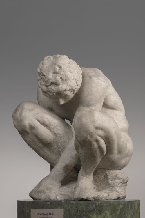 Michelangelo Buonarroti,&nbsp;<em>L'adoloescente (Ragazzo accosciato).&nbsp;</em>Statua in marmo,&nbsp;h. 54 cm.&nbsp;San Pietroburgo, Museo Statale Ermitage&nbsp;<br />