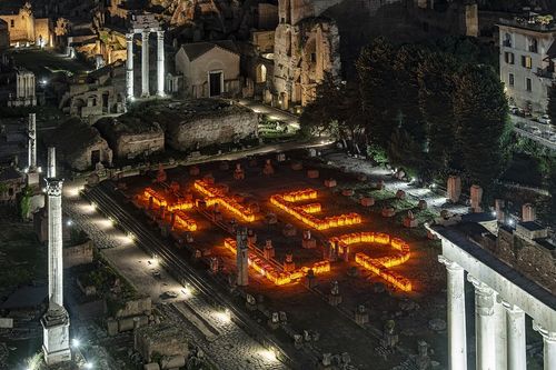 Installazione&nbsp;<em>HELP</em> realizzata da Maria Cristina Finucci, Basilica Giulia - Foro Romano, Roma, vista dal drone