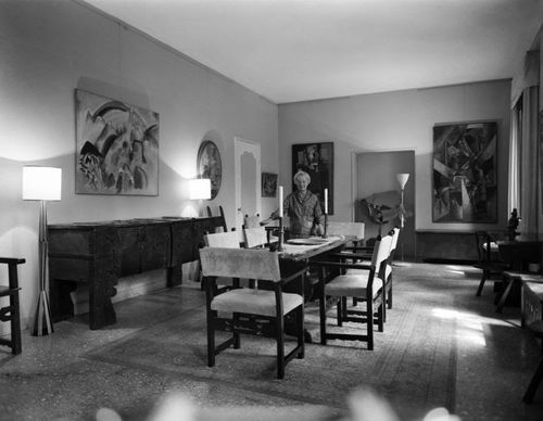 Peggy Guggenheim nella sala da pranzo di Palazzo Venier dei Leoni, anni '60 | &copy; Fondazione Solomon R. Guggenheim | Foto: Archivio Cameraphoto Epoche / Donazione Cassa di Risparmio di Venezia 2005<br />