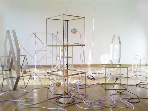  Judith Fergerl, Lazy Eight, 2011/2012. Scultura in 12 parti (ottone, alluminio, vetrio, cavi, spine elettriche), dimensioni variabili