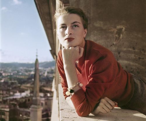 Robert Capa, <em>Capucine, modella e attrice francese al balcone, Roma, agosto 1951</em>
