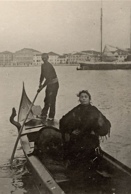 Eleonora Duse in gondola, fotografia di Primoli, 1894 ca. Archivio Duse, Ve FGC