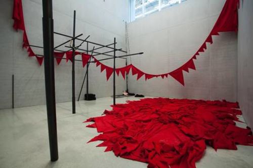 Sheela Gowda, And that is no lie, 2015. Veduta dell’installazione: Pérez Art Museum Miami, 2015–16