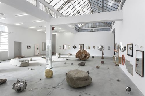 Darren Bader, Veduta della mostra "Rocks and mirrors", Galleria Franco Noero, Torino, 2015&nbsp;