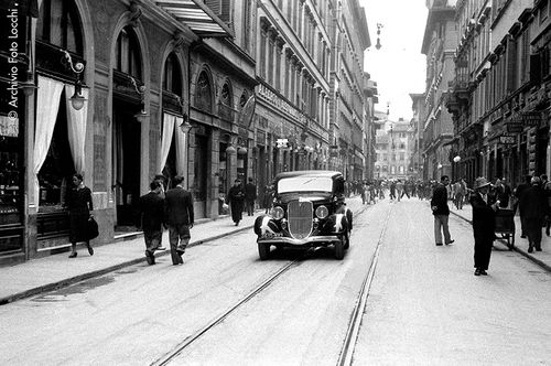 Giugno 1934,&nbsp;Via Calzaiuoli.&nbsp;Una grossa berlina dalle linee molto moderne transita nella centrale via Calzaiuoli<br /><br />