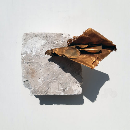 Franco Guerzoni,<em> Epistola</em>, 2020, Foglio di rame acidato e dorato in galvanica e pigmenti su coccio di scagliola, 13 x 18 x 13 cm | Museo del Novecento