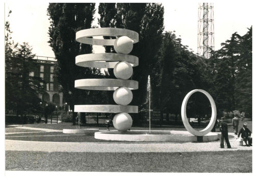 <span>Cesare Cattaneo e Mario&nbsp;</span><span class="il">Radice</span>, La Fontana di Camerlata tra il Palazzo dell'Arte e la Torre Littoria, 1936. Milano, Parco Sempione