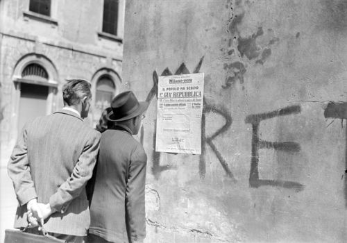 “Passanti leggono il titolo della seconda edizione del quotidiano Milano-Sera affisso a un muro: "Il popolo ha scelto. È già Repubblica", 5 giugno 1946”. Archivio Publifoto Intesa Sanpaolo