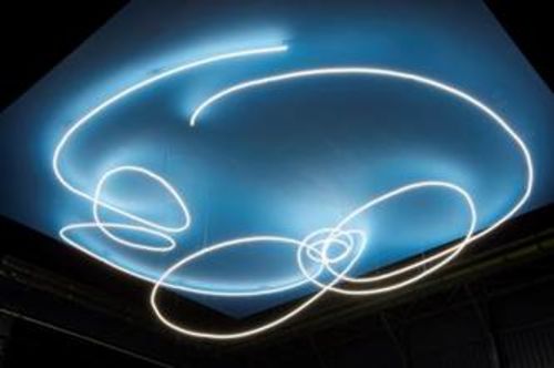 Lucio Fontana, Struttura al neon per la IX Triennale di Milano, 1951/2017. Veduta dell’installazione, Pirelli HangarBicocca, Milano, 2017