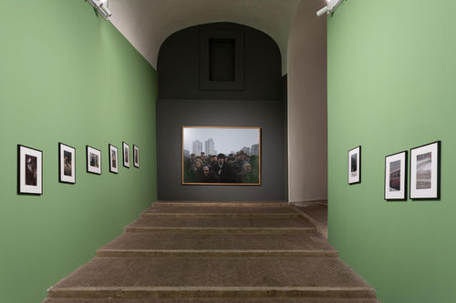 Collection: Luc Delahaye (centro), Saul Leiter (muri destri e sinistro), Accademia di Francia a Roma - Villa Medici I Ph. © Daniele Molajoli