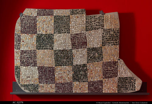 Mosaico policromo pavimentale a scacchiera, IV secolo d.C. Tessere di porfido, serpentino, giallo antico, portasanta e marmo bianco. Da Roma. Musei Capitolini, Antiquarium, AC 32378 I Ph. Zeno Colantoni