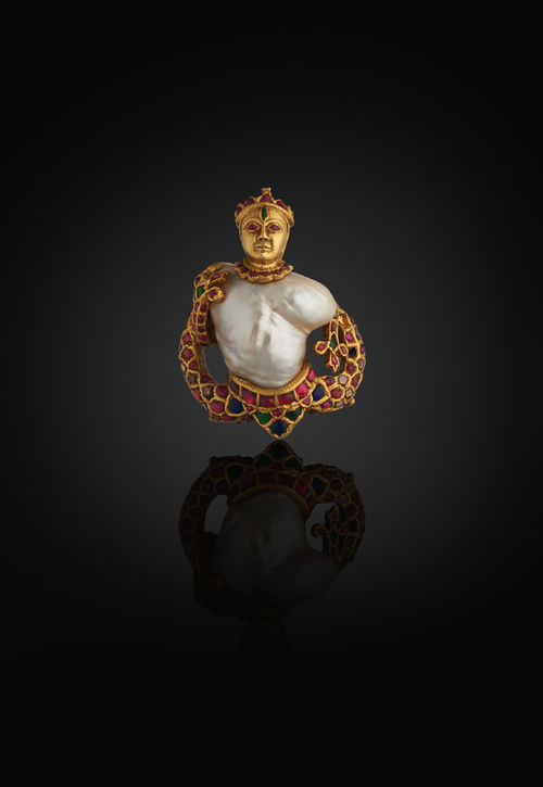 Ciondolo, India, 1575-1625, Perla, oro, diamanti, rubini, smeraldi, zaffiri, vetro, smalto, lacca, 5.2 x 6.6 cm | Courtesy of The Al Thani Collection