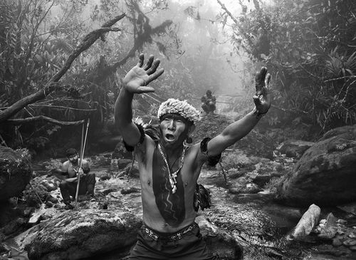 Sebasti&atilde;o Salgado, <em>Sciamano Yanomami dialoga con gli spiriti prima della salita al monte Pico da Neblina</em>. Stato di Amazonas, Brasile, 2014. &copy; Sebasti&atilde;o Salgado/Contrasto