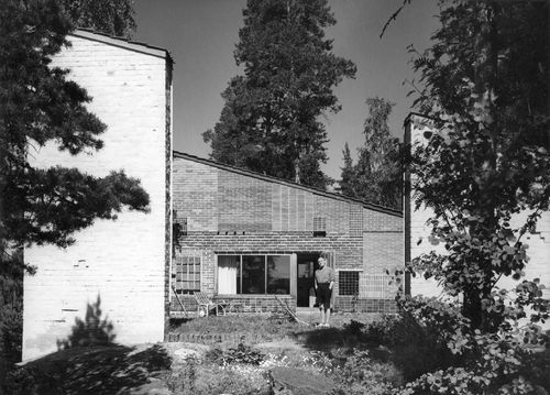 Alvar Aalto, <em>Casa sperimentale a Muuratsalo, Alvar Aalto nel patio</em>, Muuratsalo, Finlandia, 1952-1954 | Foto: Heikki Havas | Courtesy The Alvar Aalto Foundation