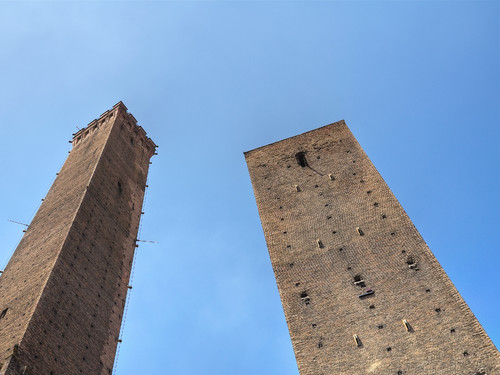 Due torri di Bologna (la Torre Garisenda a destra) | Foto: Mi.Ti.