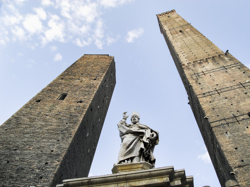 La Torre Garisenda (a sinistra) e la Torre degli Asinelli a Bologna | Foto: Galembeck / Shutterstock.com