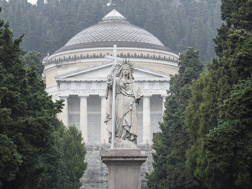 Statua della Fede e il Pantheon, Cimitero di Staglieno, Genova | Foto: Fotonazario<br />