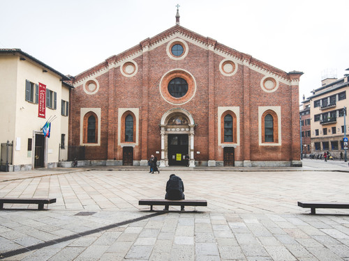 Chiesa di Santa Maria delle Grazie, Milano, a sinistra l'ingresso al Refettorio del Convento, sede del <em>Cenacolo Vinciano</em> | Foto: UMB-O / Shutterstock.com