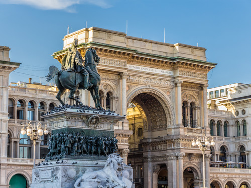 Ingresso principale alla Galleria Vittorio Emanuele II, In primo piano l'omonima statua, Milano | Foto: Leonid Andronov