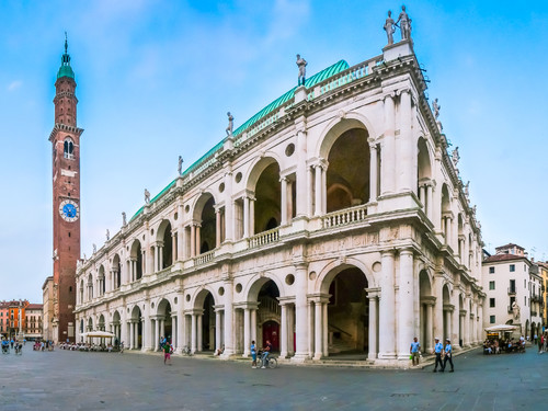 Panoramic view of famous Basilica Palladiana (Palazzo della Ragione) with Piazza Dei Signori in Vicenza, Veneto, Italy | Photo: canadastock