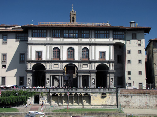 Il lato sud degli Uffizi alla fine della piazza nota come Strada delle Magistrature, Firenze | Foto: wjarek
