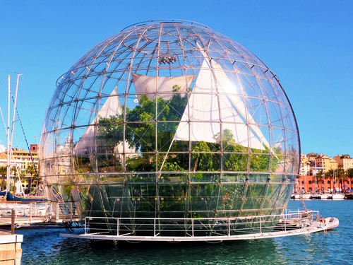 La  biosfera di Renzo Piano è collocata sul mare affianco all'Acquario di Genova e ospita al suo interno un giardino tropicale | Foto: maudanros / Shutterstock.com