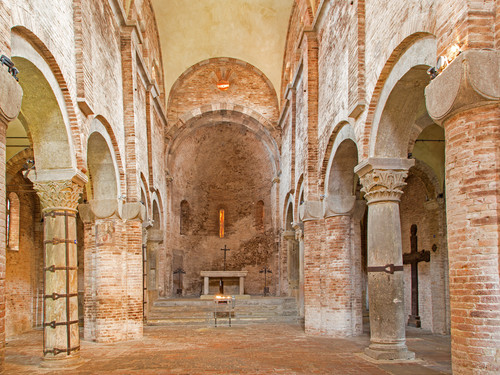 La chiesa romanica nel Complesso di Santo Stefano, Bologna | Foto: Renata Sedmakova / Shutterstock.com