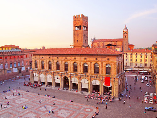 Italy, Bologna main square and King Enzo Palace | Photo: Claudio Zaccherini