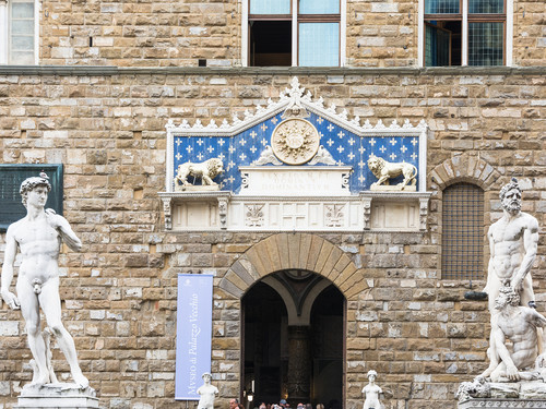 L'ingresso di Palazzo Vecchio, con la replica del David di Michelangelo e il gruppo scultoreo di Ercole e Caco di Baccio Bandinelli | Foto: starmaro / Shutterstock.com<br />