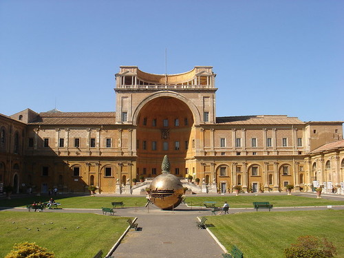Musei Vaticani, Roma, Il Cortile della Pigna con la Sfera di Arnaldo Pomodoro | Foto: Lalupa