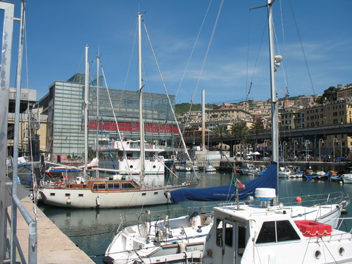 L'area della Darsena del porto antico di Genova con l'edificio del Galata - Museo del mare | Foto: Twice25
