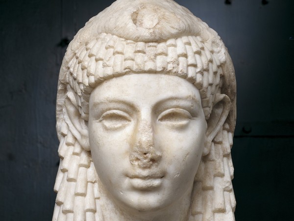 <em>Testa ritratto di regina tolemaica</em>, Età tolemaica, Marmo pario, h 39 cm | Courtesy Musei Capitolini, Centrale Montemartini, Roma