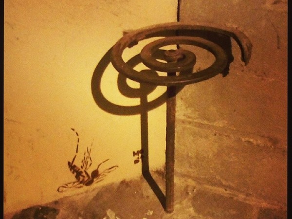 Il Sedicente Moradi, URBAN JUNGLE la zanzara, stencil accanto ad antico corrimano in ferro battuto. Santa Reparata, Firenze - 12 aprile 2014