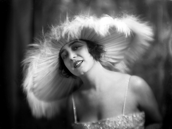 Gianni Croce, Donna con cappello piumato, 1920