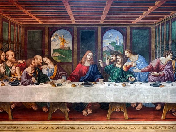 Pittore ignoto, Ultima Cena, Ignoto pittore, 1550 circa, Ponte Capriasca, Chiesa di Sant'Ambrogio | © Skira | L'importanza di questa replica del capolavoro di Leonardo sta nel fatto che sia la prima a riportare sotto ognuna delle figure i nomi degli apostoli ancora oggi comunemente adottati